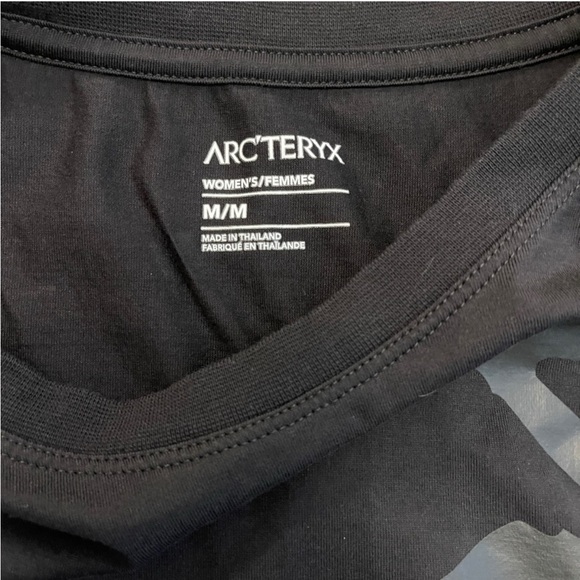 Like NEW no tags Arc'teryx Women's Black Graphic Tee - Picture 3 of 4